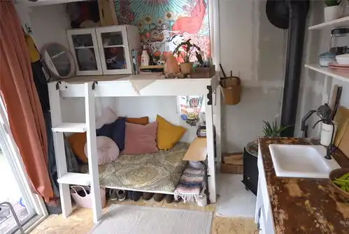 她低价买下10㎡迷你房,蜗居日子转眼已1年,网友自得其乐
