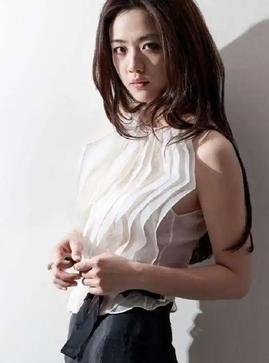 汤唯混血女儿照片罕见曝光,圆嘟嘟的侧脸像极了妈妈,十分可爱