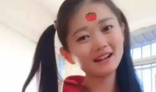 美女大妈火了,穿女儿校服毫无违和感,网友和女儿比嫩