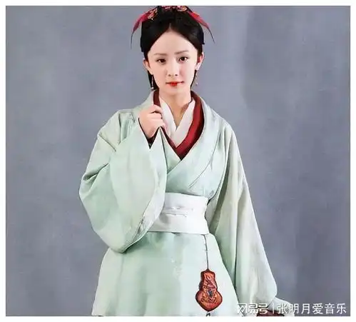 杨幂出道时旧照被曝光,原装脸和现在天差地别,还是你女神吗
