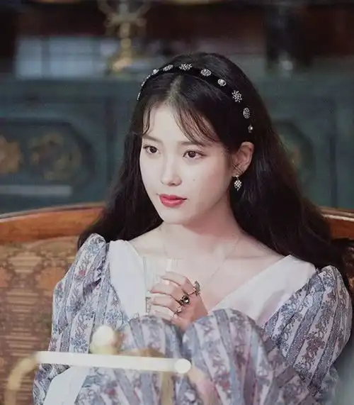 iu的气质真是独一份,奶奶款花外套穿得像高定,丸子头像奶团子