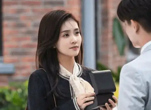 同样演绝世美人,将33岁吴谨言跟29岁白鹿放一起,差距很明显