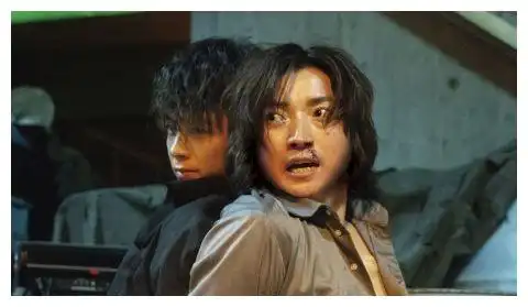 藤原龙也谍战电影公开剧照与竹内凉真负伤相靠