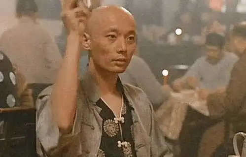 活着福贵的悲剧人生,一生经历8次不幸,与老牛相依为命
