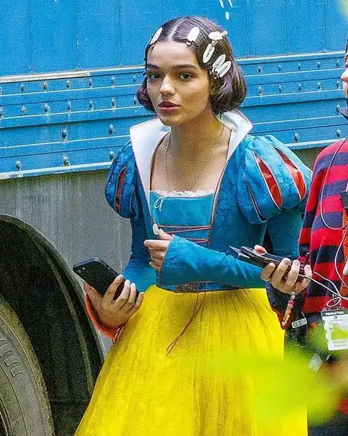 白雪公主泽格勒晒度假照,穿比基尼露美背,凹凸身材十分性感