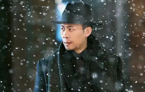 悬崖之上茫茫风雪中的一抹暗红杀机
