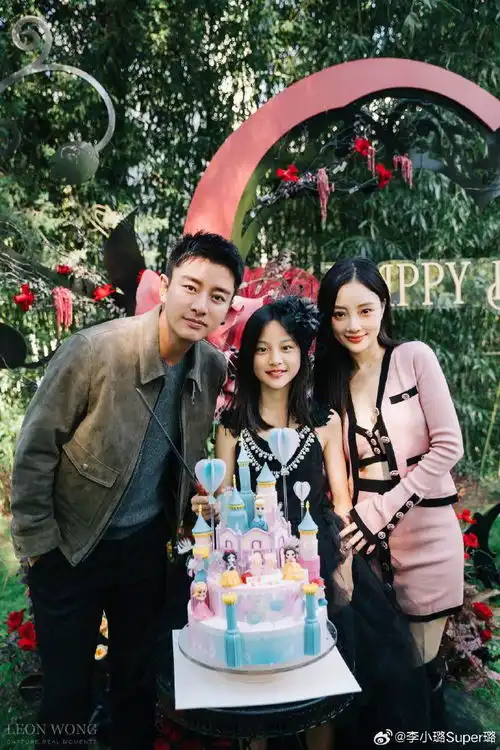 贾乃亮40岁生日晒父女合照,甜馨送爸爸特制奖杯世界上最好爸爸
