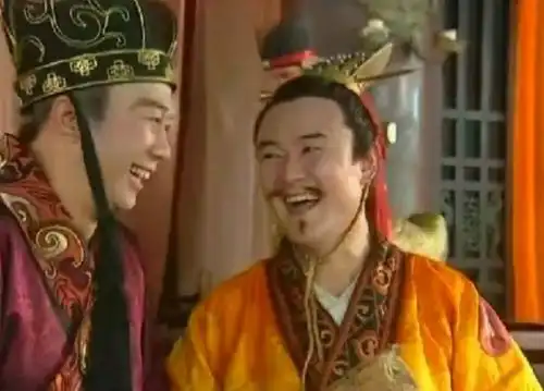 他33岁去世后,人们打开他家发现10吨的钱山