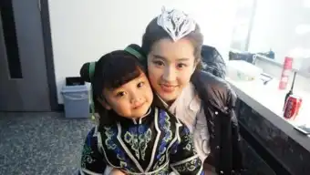 神仙姐姐抱小孩甜笑刘亦菲三生三世造型美
