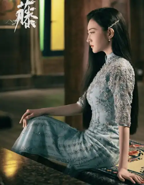 从景甜的旗袍到童瑶的校服,旧上海女人穿衣也太惊艳了