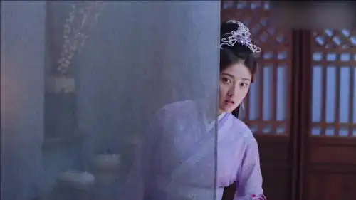 双世宠妃女子穿越古代厚脸皮偷看男子沐浴更衣,却落荒而逃