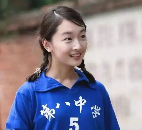 92年周冬雨跟00后易烊千玺宛如同龄人出道8年越来越嫩竟是因为...
