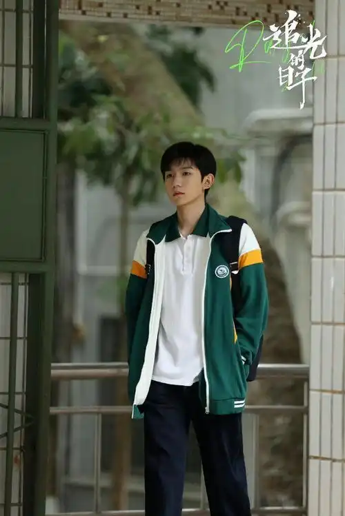 王源新剧追光的日子央一热播演绎青春男高角色贴合度高
