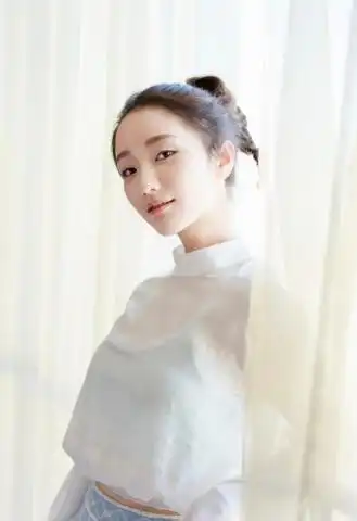 剧中饰演鞠婧祎的妹妹,穿轻纱上衣配蓝色半身裙,扎小辫娇俏可爱