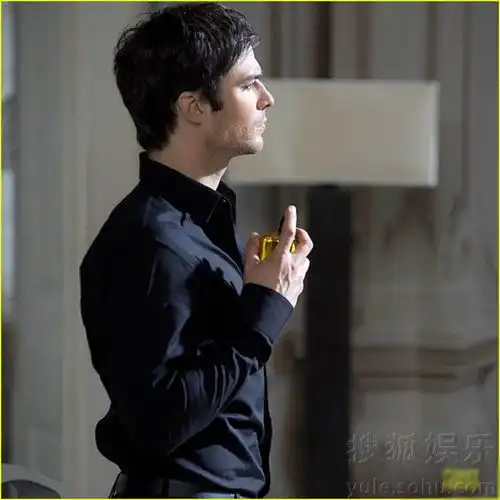 吸血鬼伊恩代言香水曝光与女模特阳台热吻