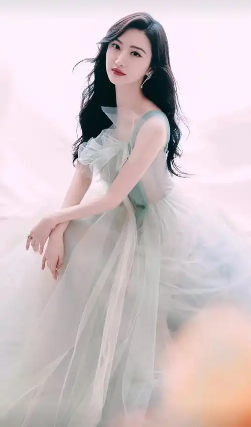 山河月明将开播,景甜晒颖儿剧照,给藏头诗点个赞
