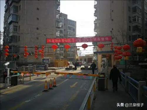 大红灯笼高高挂小区喜迎新春来