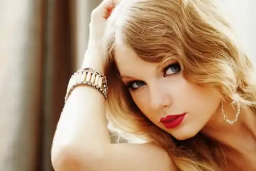 演唱会超6000万的歌手霉霉,以265万美金卖掉豪宅,移居英国