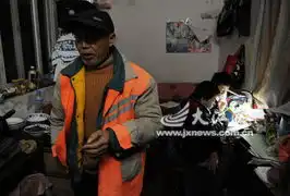 环卫工夫妇带双胞胎孙子蜗居公厕
