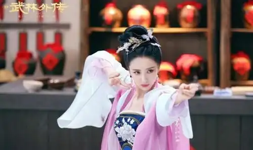 佟丽娅掌柜造型美翻,但是这些服装细节你注意到了么