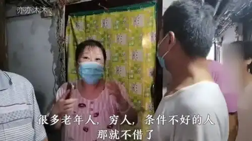 上海80岁老人瘫痪在床20年,和儿子蜗居上下铺,住房条件太心酸,泪目
