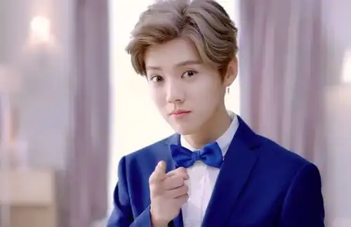 鹿晗四字祝福甜蜜暴击,关晓彤八字回应修成正果的节奏