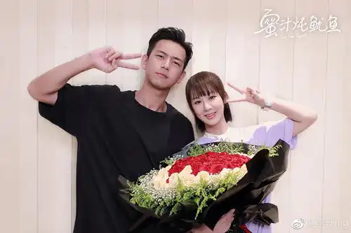 李现你看不看八组疯狂挥手被李现帅得睡不着
