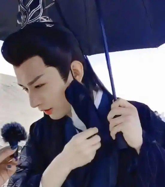 成毅远赴新疆拍戏,顶烈日工作,看清造型,杨紫接下此剧一点不亏
