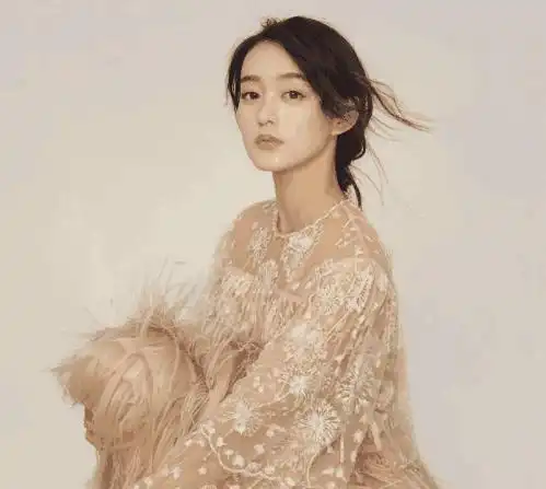 她是如懿传最惨妃嫔,人称小周迅,戏外将年龄改小5岁