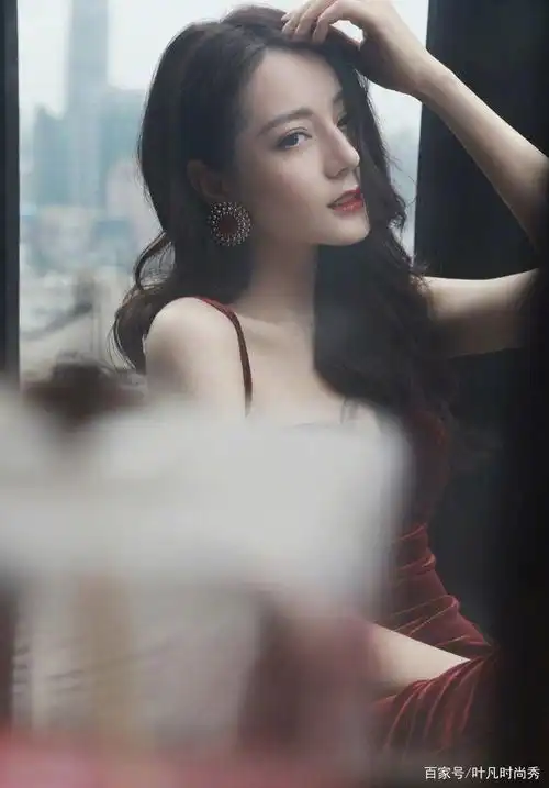 迪丽热巴性感写真照曝光,一袭酒红色吊带裙,充满成熟迷人的魅力

