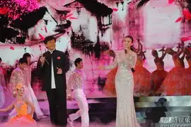 金鸡百花电影节谢幕成龙陈思思携手献唱贺中秋