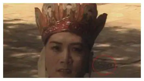 老版西游记里最尴尬的穿帮镜头唐僧身后的井盖突显
