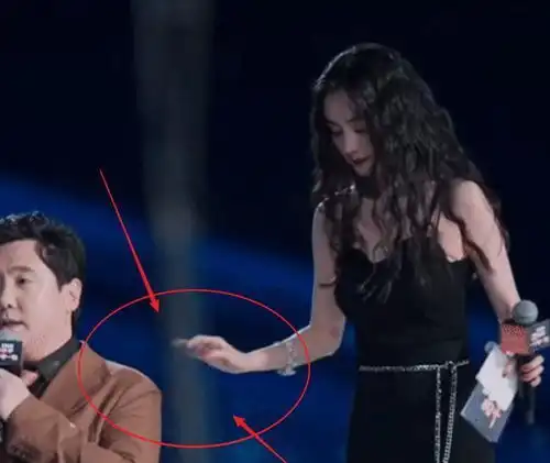 一千零一夜舞台,杨幂扶沈腾扶了个寂寞,沈腾暴露直男本质