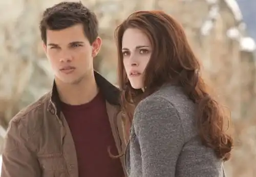 暮光女小k官宣与女友订婚,31岁的她终于修成正果了吗
