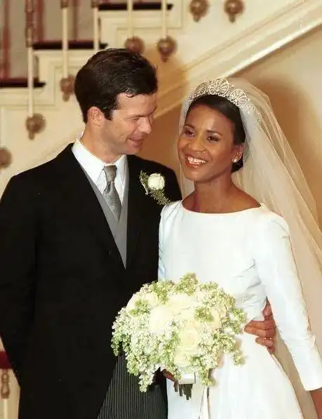 她是欧洲第一位黑人王妃,42岁自信嫁小11岁王子,比梅根讨人喜欢