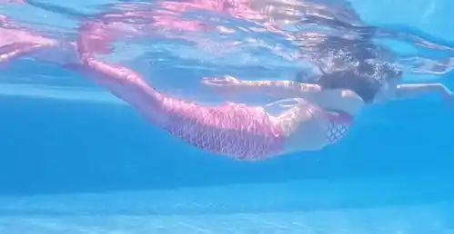 42岁谢娜晒泳装性感照,化身美人鱼水中畅游,微笑比心明媚灵动
