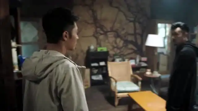 猎毒人吕云鹏给魏海开门让进来,魏海询问吕云鹏在干什么
