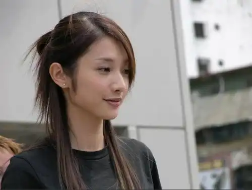 演员李威为已故女友庆生,坚持13年太痴情,错过姚笛至今单身