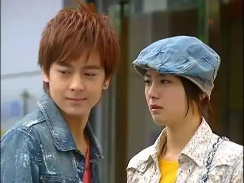 放羊的星星女主这是啥操作,穿婆婆裤子躺公公腿上,网友不妥吧
