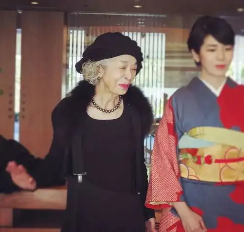 60岁老太太靠日常穿搭走红ins,一张照片获8000万点赞