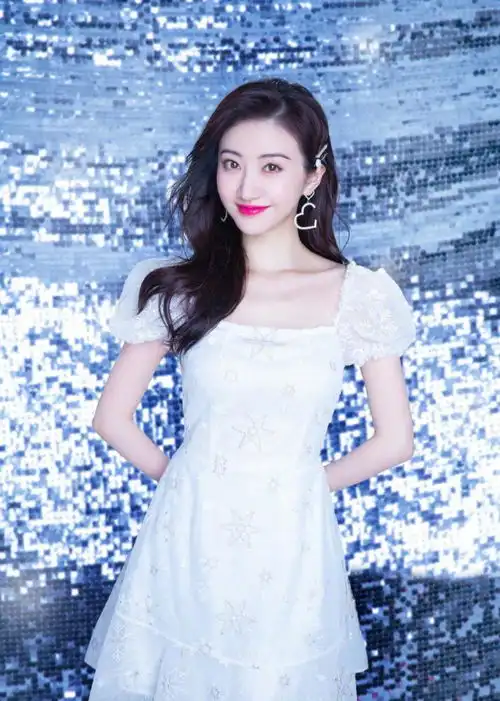 景甜的身材美而不俗,一袭黑色吊带裙典雅大气,难怪央视都要ps