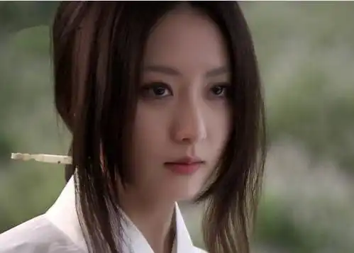 长相不属于任何一线明星,被成龙大哥看中,如今沦为三线
