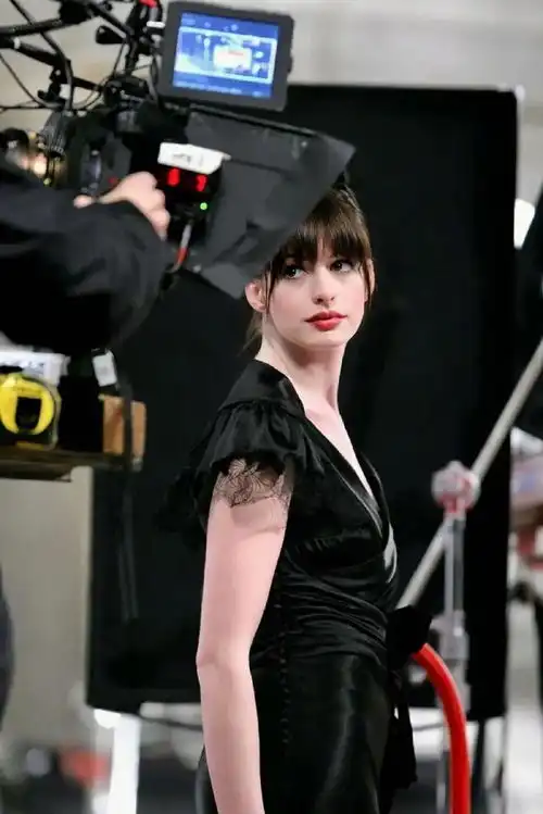 annehathaway安妮海瑟薇05年穿prada的女王片场花絮
