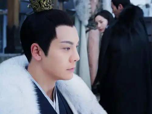 斛珠夫人方诸揭穿方海市女子身,亲手将她送给帝旭,海市绝望怒扇斛珠夫人