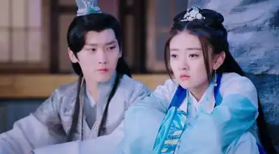 蒲巴甲与小9岁未婚妻罕同框,一前一后分开走,求婚两年未传喜讯