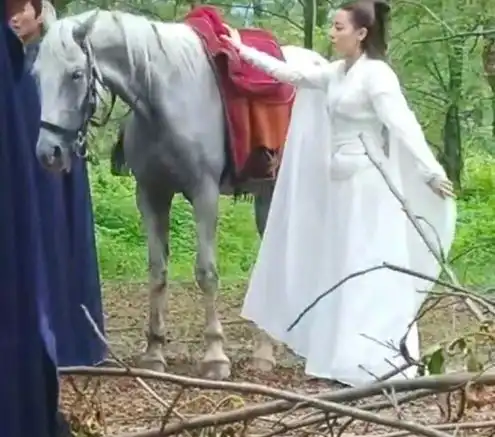 三生三世枕上书路透迪丽热巴着白衣仙气十足,凤尾花还在