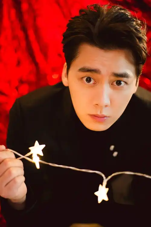 李易峰获今日头条年度爆发力演员,自曝心目中最帅的人竟然是
