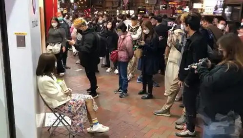 女子穿着洋气坐街头卖身葬父身旁放狂飙导演徐纪周照片