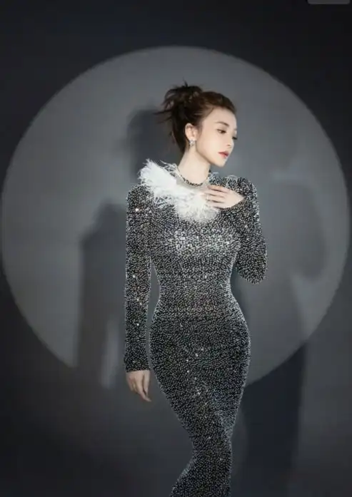 柳岩3d身材太撩人造型凸沙漏型曲线,吊带裙完美秀出事业线