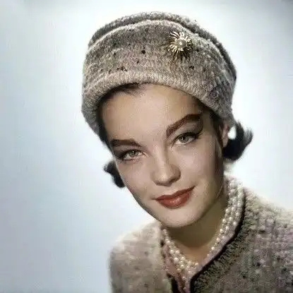 她是最美的茜茜公主,22岁和阿兰德龙订婚惨被抛弃,43岁红颜早逝
